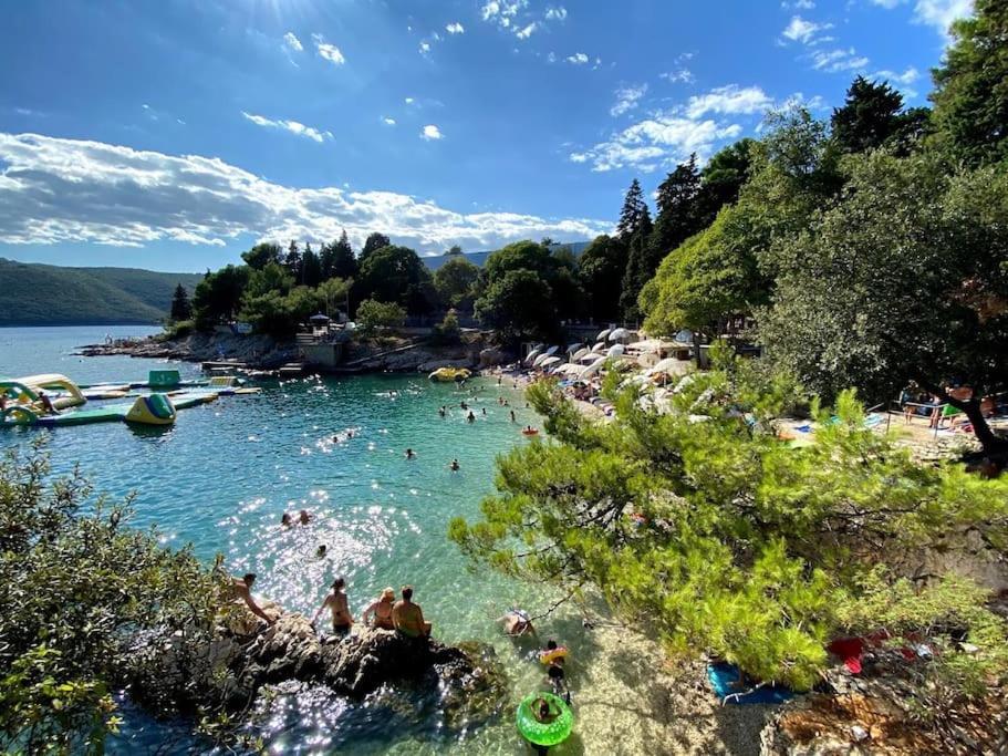 Studio Vesna With A Terrace And Sea View Rabac Eksteriør bilde